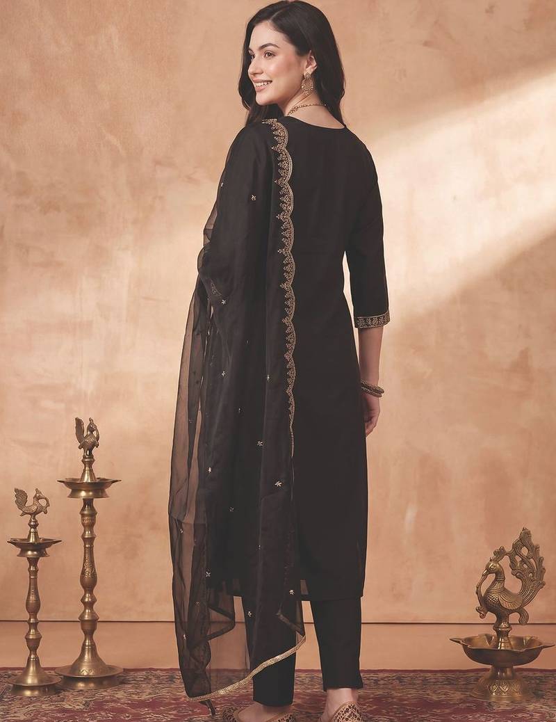 Women Floral Embroidered Regular Thread Work Kurta with Trousers & With Dupatta