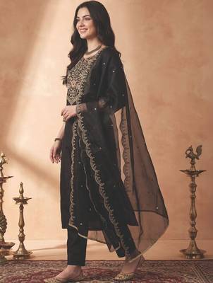 Women Floral Embroidered Regular Thread Work Kurta with Trousers & With Dupatta 6