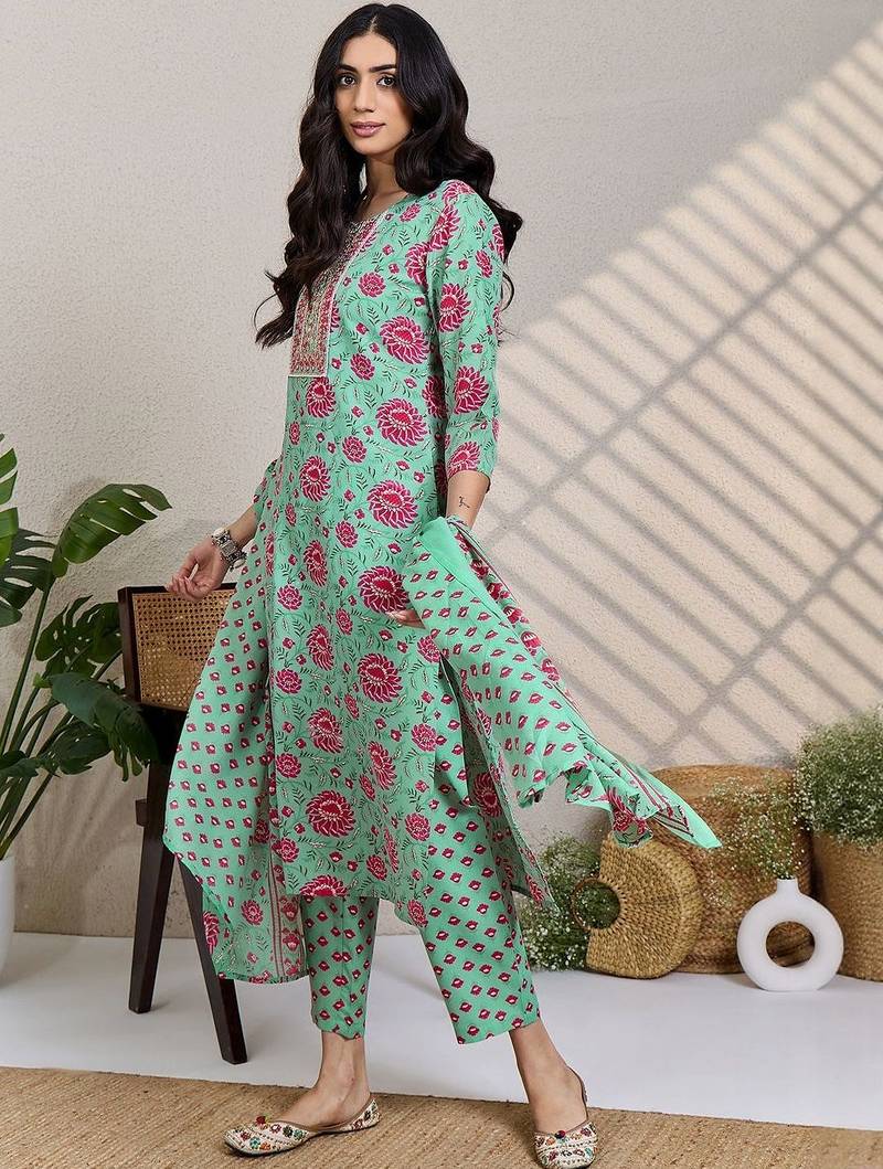Women Floral Printed Regular Mirror Work Kurta & Trousers With Dupatta
