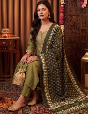 Women Ethnic Motifs Embroidered Regular Thread Work Kurta with Trousers & Dupatta 5