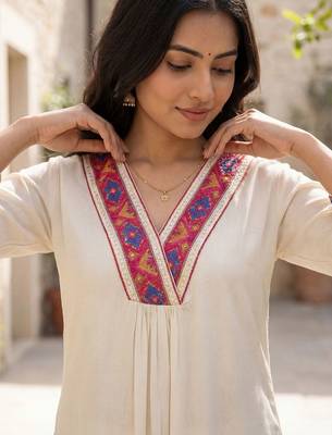 Women Ethnic Motifs Embroidered Regular Thread Work Liva Kurta with Trousers 2