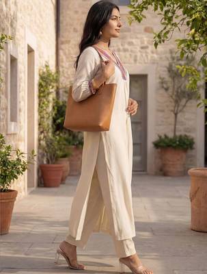Women Ethnic Motifs Embroidered Regular Thread Work Liva Kurta with Trousers 3