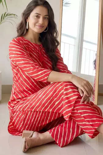 Women Printed Regular Kurta with Trousers