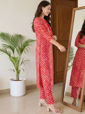 Women Printed Regular Kurta with Trousers 4