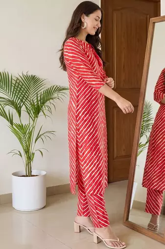 Women Printed Regular Kurta with Trousers