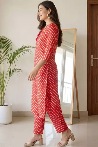 Women Printed Regular Kurta with Trousers