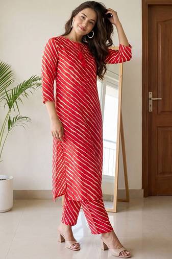 Women Printed Regular Kurta with Trousers