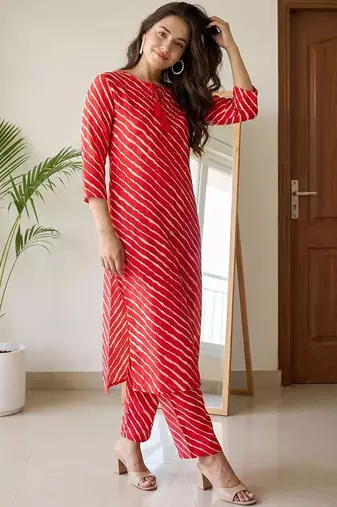 Women Printed Regular Kurta with Trousers