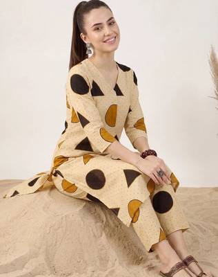 Women Printed Regular Pure Cotton Kurta with Trousers 5