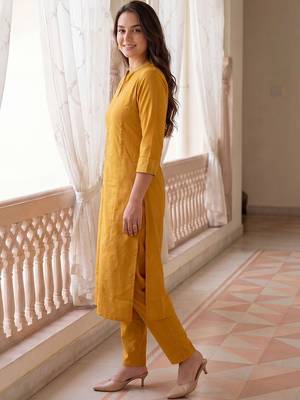 Women Regular Thread Work Kurta with Trousers 3