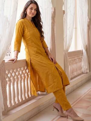 Women Regular Thread Work Kurta with Trousers 5
