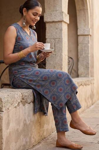 Women Printed Regular Pure Cotton Kurta with Trousers