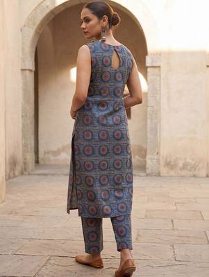 Women Printed Regular Pure Cotton Kurta with Trousers 5