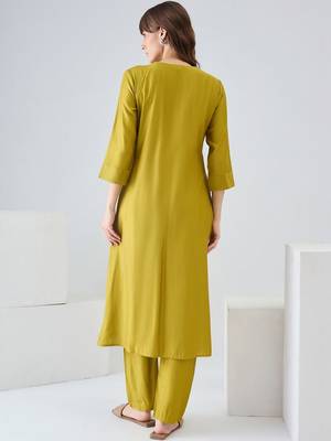 Women Regular Liva Kurta with Trousers 5