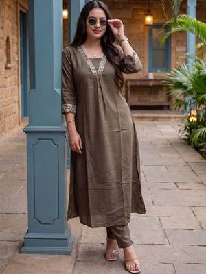 Women Ethnic Motifs Embroidered Regular Thread Work Kurta with Trousers 1