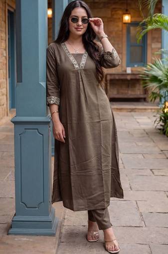 Women Ethnic Motifs Embroidered Regular Thread Work Kurta with Trousers