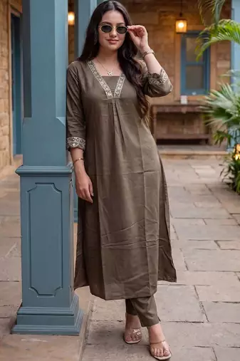 Women Ethnic Motifs Embroidered Regular Thread Work Kurta with Trousers