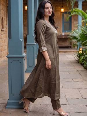 Women Ethnic Motifs Embroidered Regular Thread Work Kurta with Trousers 3