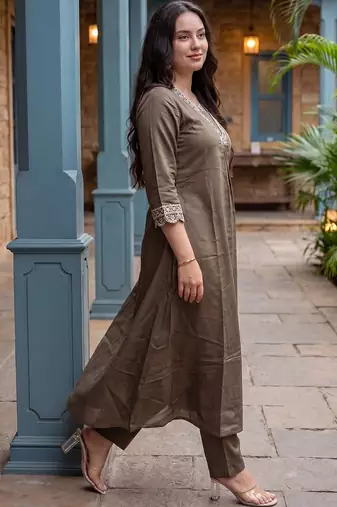 Women Ethnic Motifs Embroidered Regular Thread Work Kurta with Trousers