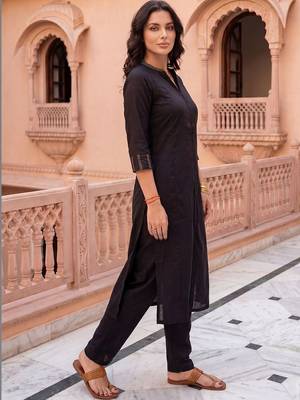 Women Regular Thread Work Kurta with Trousers 3