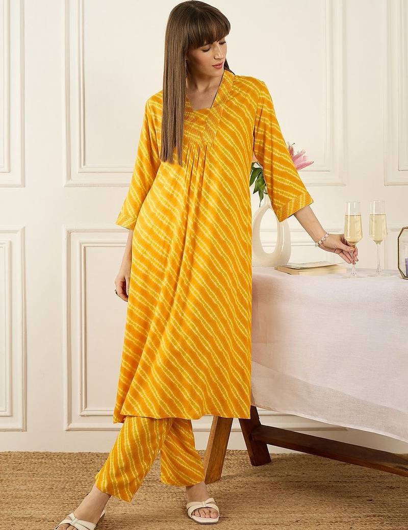 Women Leheriya Printed Kurta With Trousers