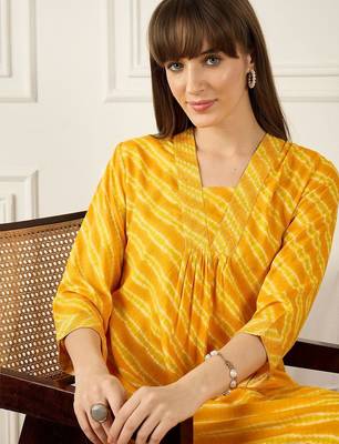 Women Leheriya Printed Kurta With Trousers 2