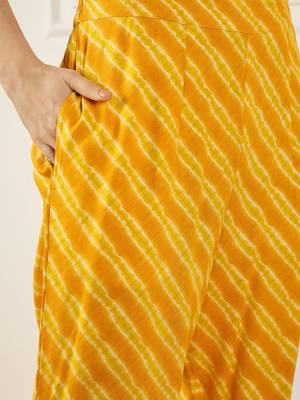 Women Leheriya Printed Kurta With Trousers 3