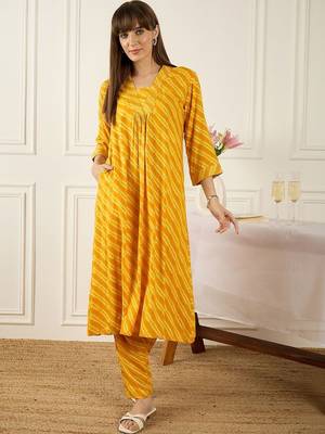 Women Leheriya Printed Kurta With Trousers 5
