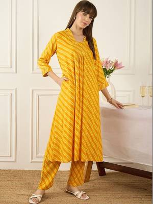 Women Leheriya Printed Kurta With Trousers 6
