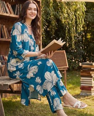 Women Floral Printed Regular Kurta with Trousers 1