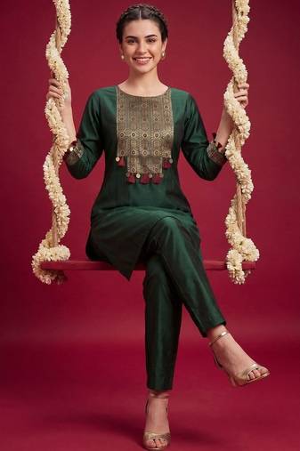 Women Ethnic Motifs Embroidered Regular Thread Work Liva Kurta with Trousers