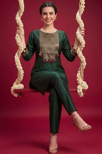 Women Ethnic Motifs Embroidered Regular Thread Work Liva Kurta with Trousers