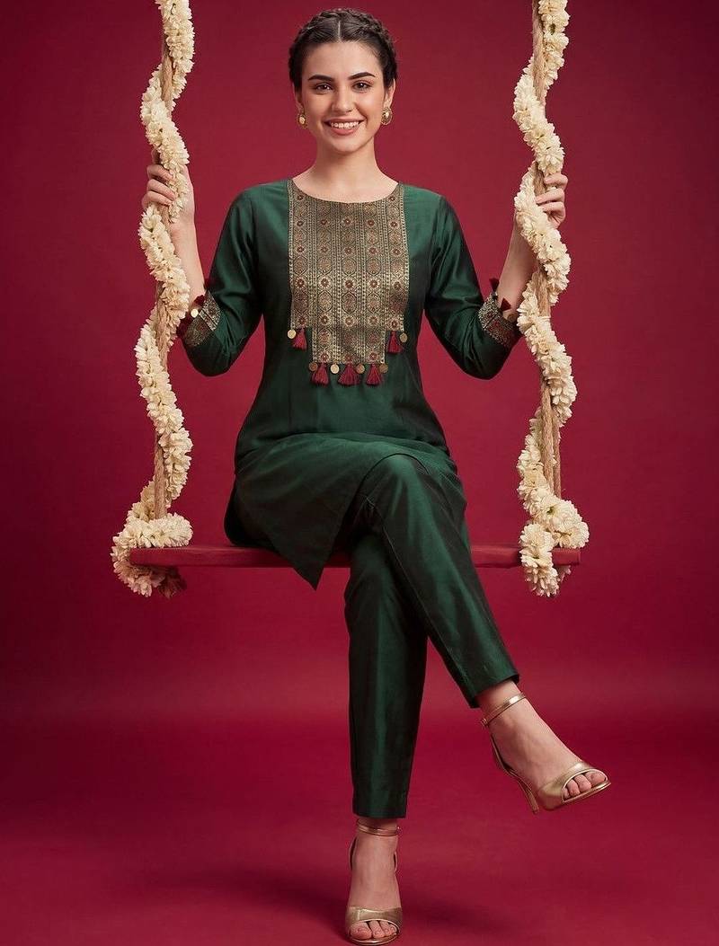 Women Ethnic Motifs Embroidered Regular Thread Work Liva Kurta with Trousers