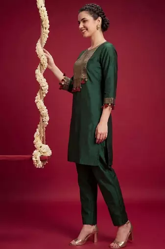 Women Ethnic Motifs Embroidered Regular Thread Work Liva Kurta with Trousers