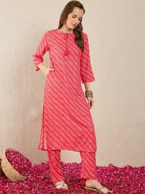 Women Leheriya Printed Regular Kurta with Trousers 1