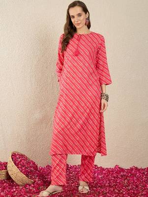Women Leheriya Printed Regular Kurta with Trousers 4
