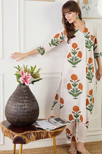 Women Floral Printed Pleated Pure Cotton Kurta with Trousers