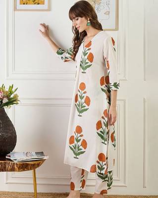 Women Floral Printed Pleated Pure Cotton Kurta with Trousers 3