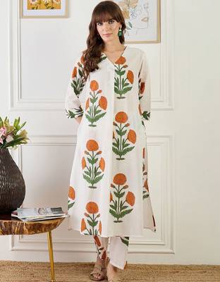 Women Floral Printed Pleated Pure Cotton Kurta with Trousers 6