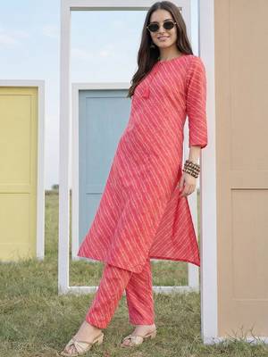 Women Leheriya Dyed Regular Sequinned Kurta with Trousers 3