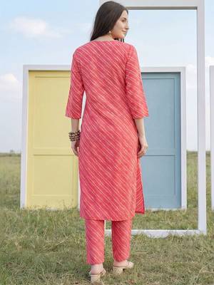 Women Leheriya Dyed Regular Sequinned Kurta with Trousers 6