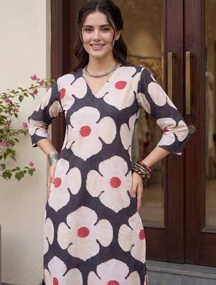 Women Floral Printed Regular Kurta with Trousers 3