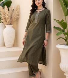 Women Ethnic Motifs Embroidered Regular Thread Work Kurta with Trousers