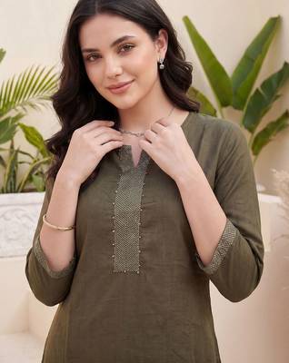 Women Ethnic Motifs Embroidered Regular Thread Work Kurta with Trousers 2
