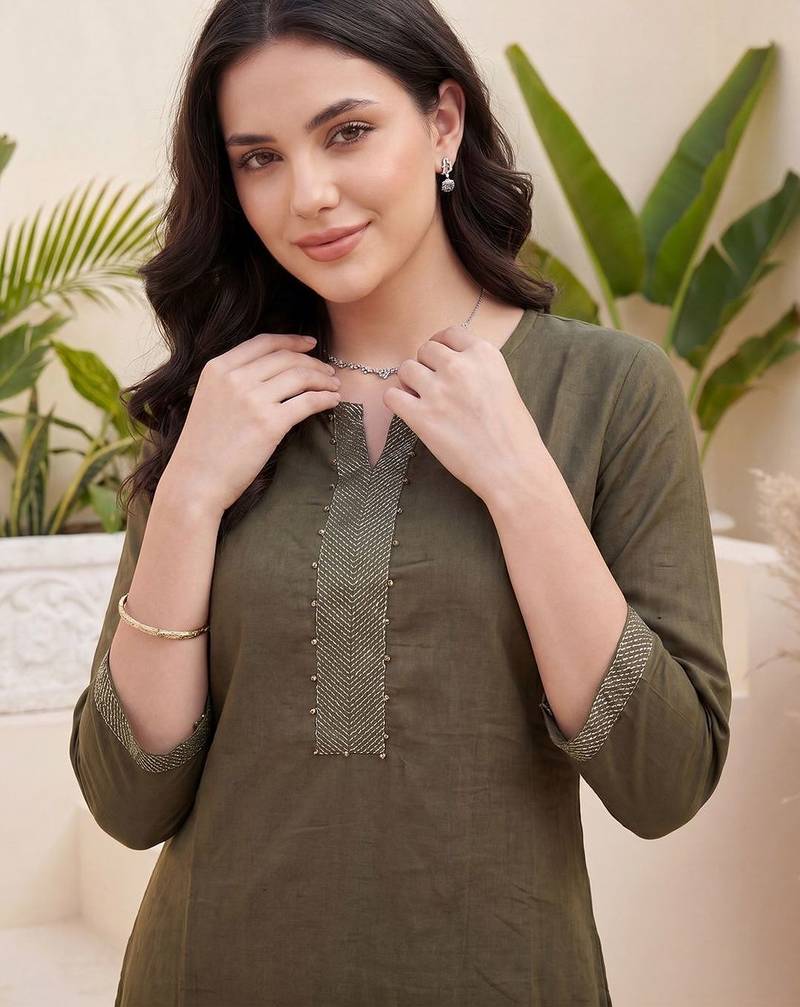 Women Ethnic Motifs Embroidered Regular Thread Work Kurta with Trousers