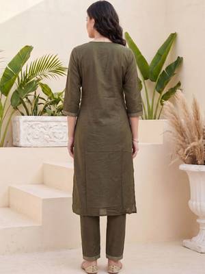 Women Ethnic Motifs Embroidered Regular Thread Work Kurta with Trousers 4