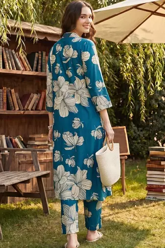 Women Floral Printed Regular Kurta with Trousers