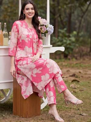 Women Floral Printed Regular Kurta with Trousers 5