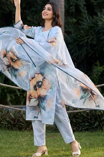 Women Floral Printed Regular Chanderi Silk Kurta with Trousers & With Dupatta