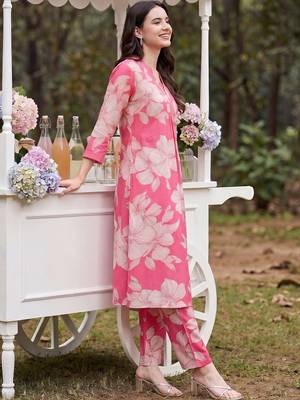 Women Floral Printed Regular Kurta with Trousers 3